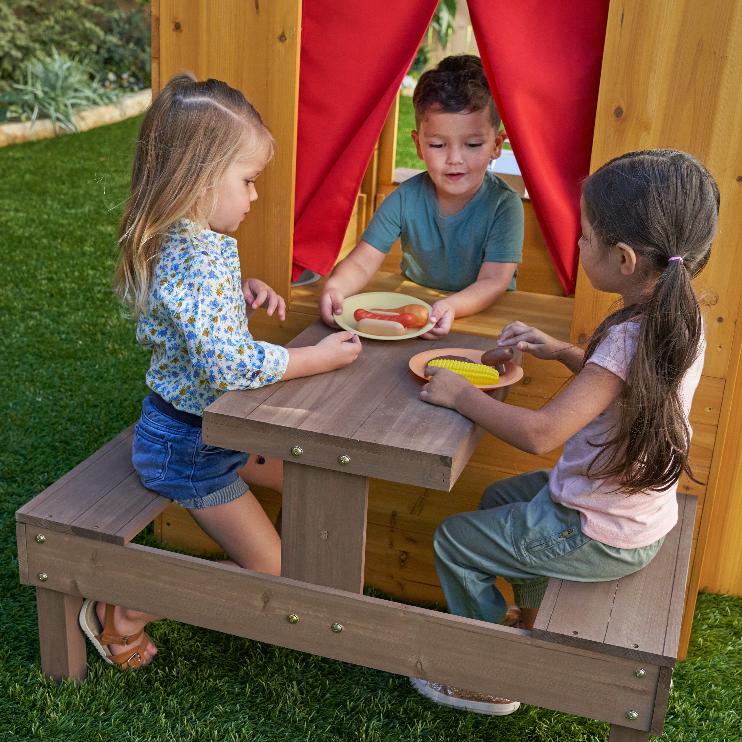 KidKraft Wooden Playhouse – Outdoor Garden Playhouse for Children, Kids Playhouse with Picnic Table & Accessories, Large 158cm Tall