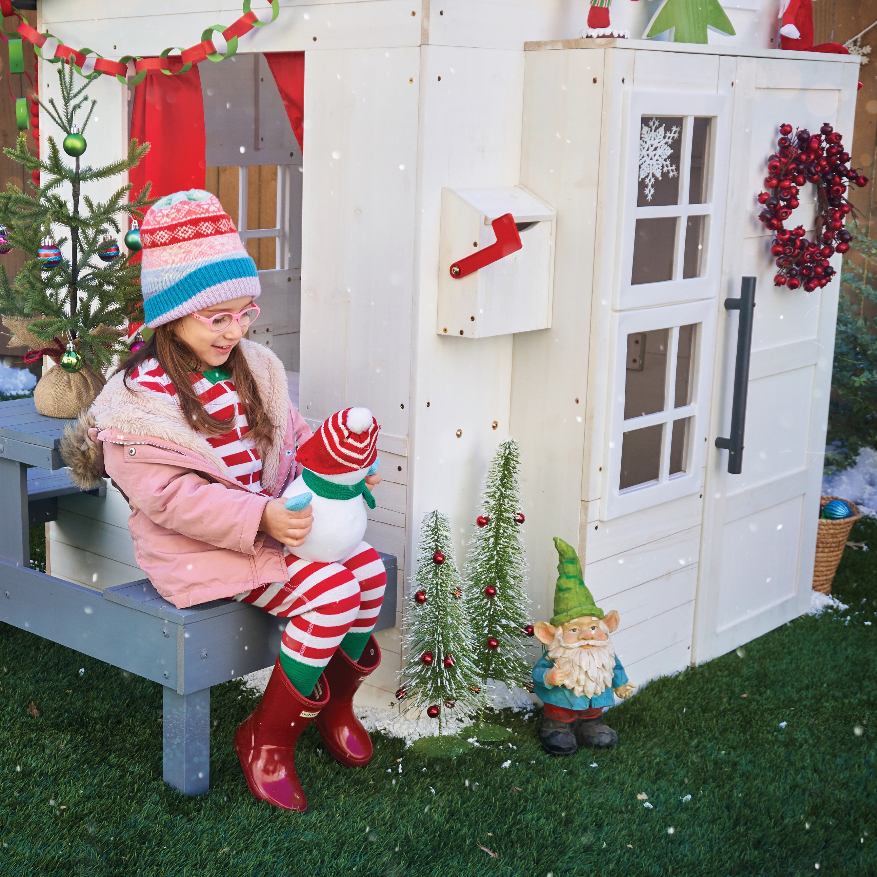 KidKraft Wooden Playhouse – Outdoor Garden Playhouse for Children, Kids Playhouse with Picnic Table & Accessories, Large 158cm Tall