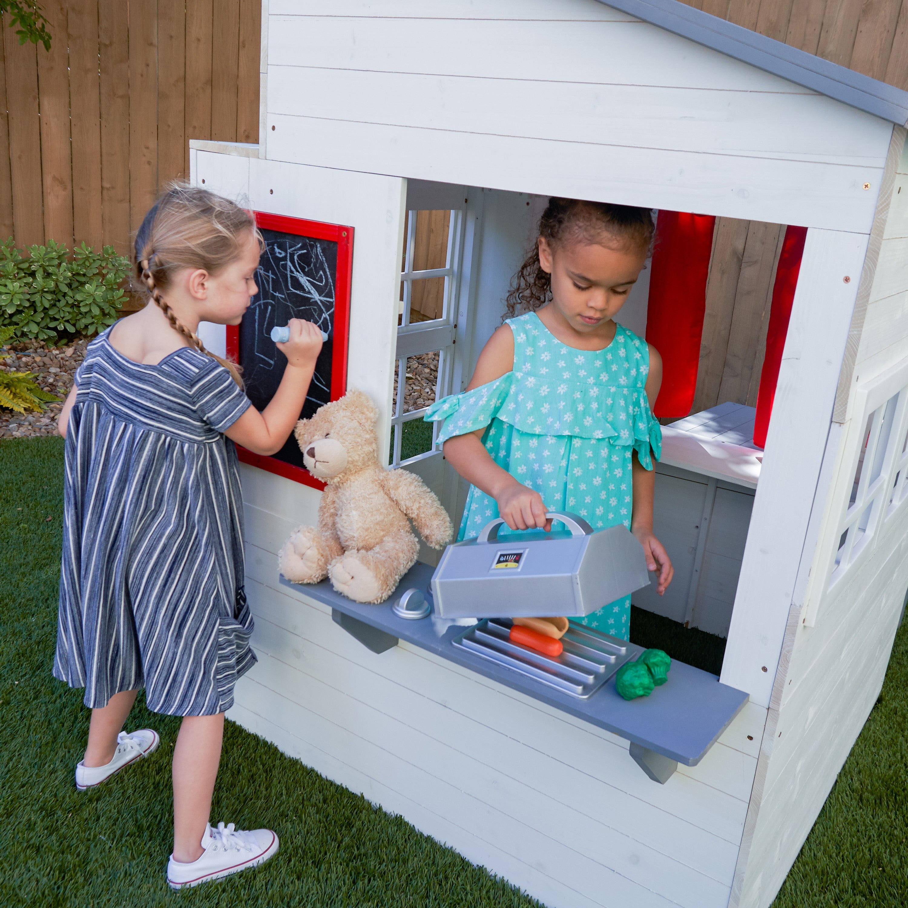 KidKraft Wooden Playhouse – Outdoor Garden Playhouse for Children, Kids Playhouse with Picnic Table & Accessories, Large 158cm Tall