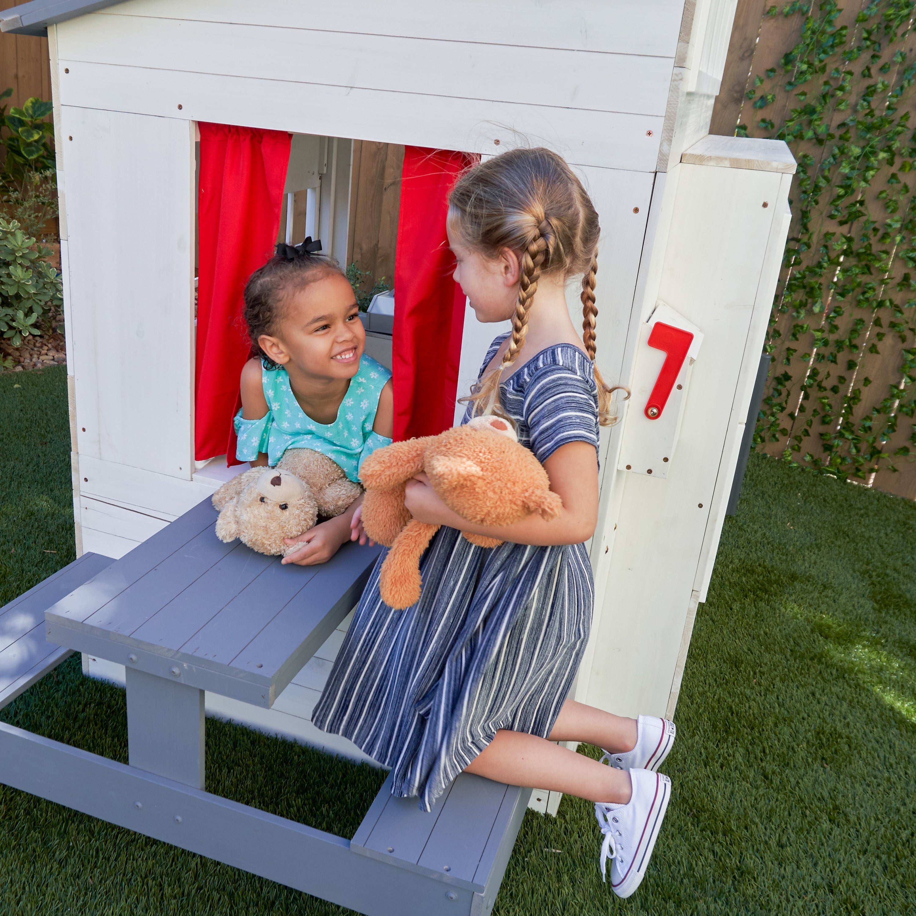 KidKraft Wooden Playhouse – Outdoor Garden Playhouse for Children, Kids Playhouse with Picnic Table & Accessories, Large 158cm Tall
