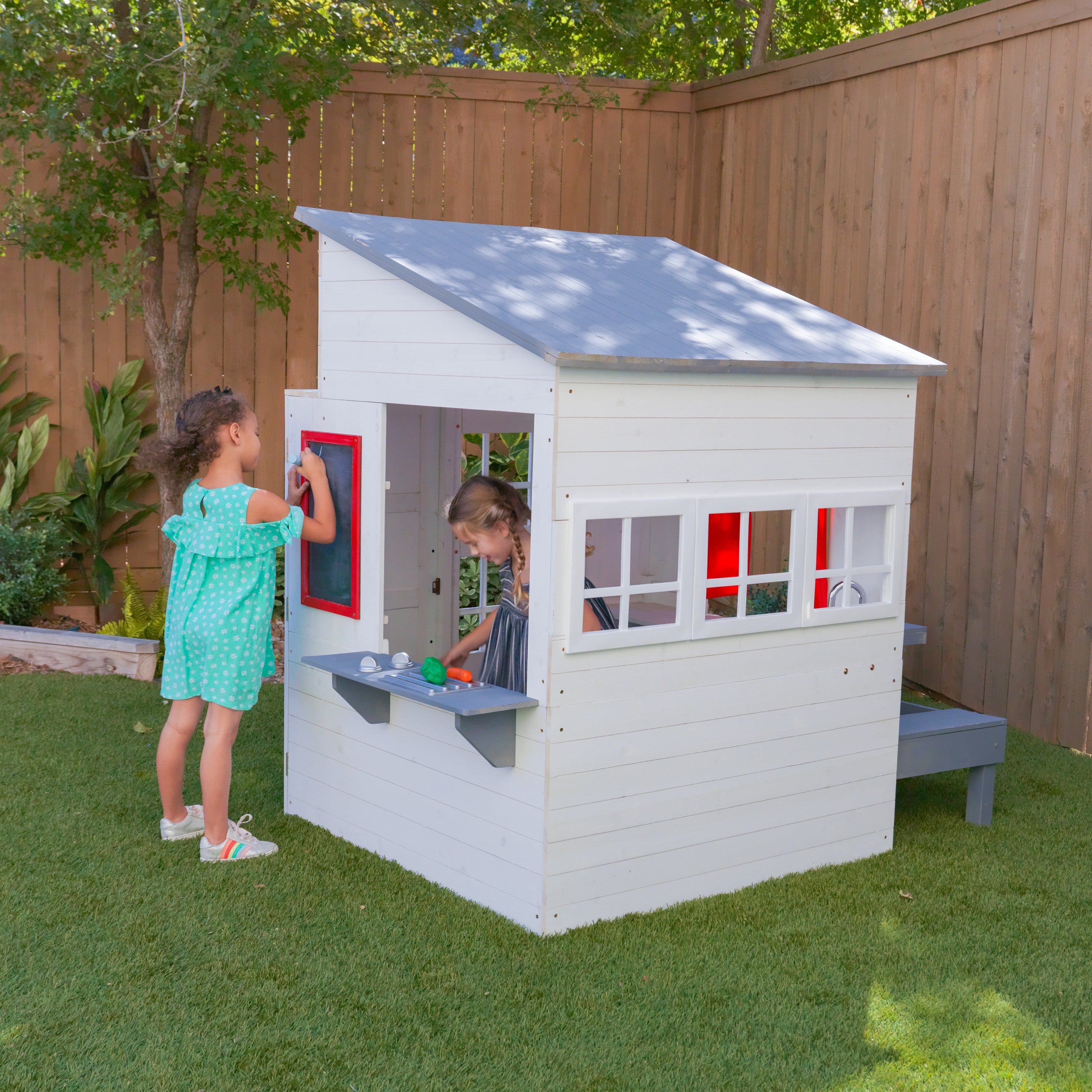 KidKraft Wooden Playhouse – Outdoor Garden Playhouse for Children, Kids Playhouse with Picnic Table & Accessories, Large 158cm Tall