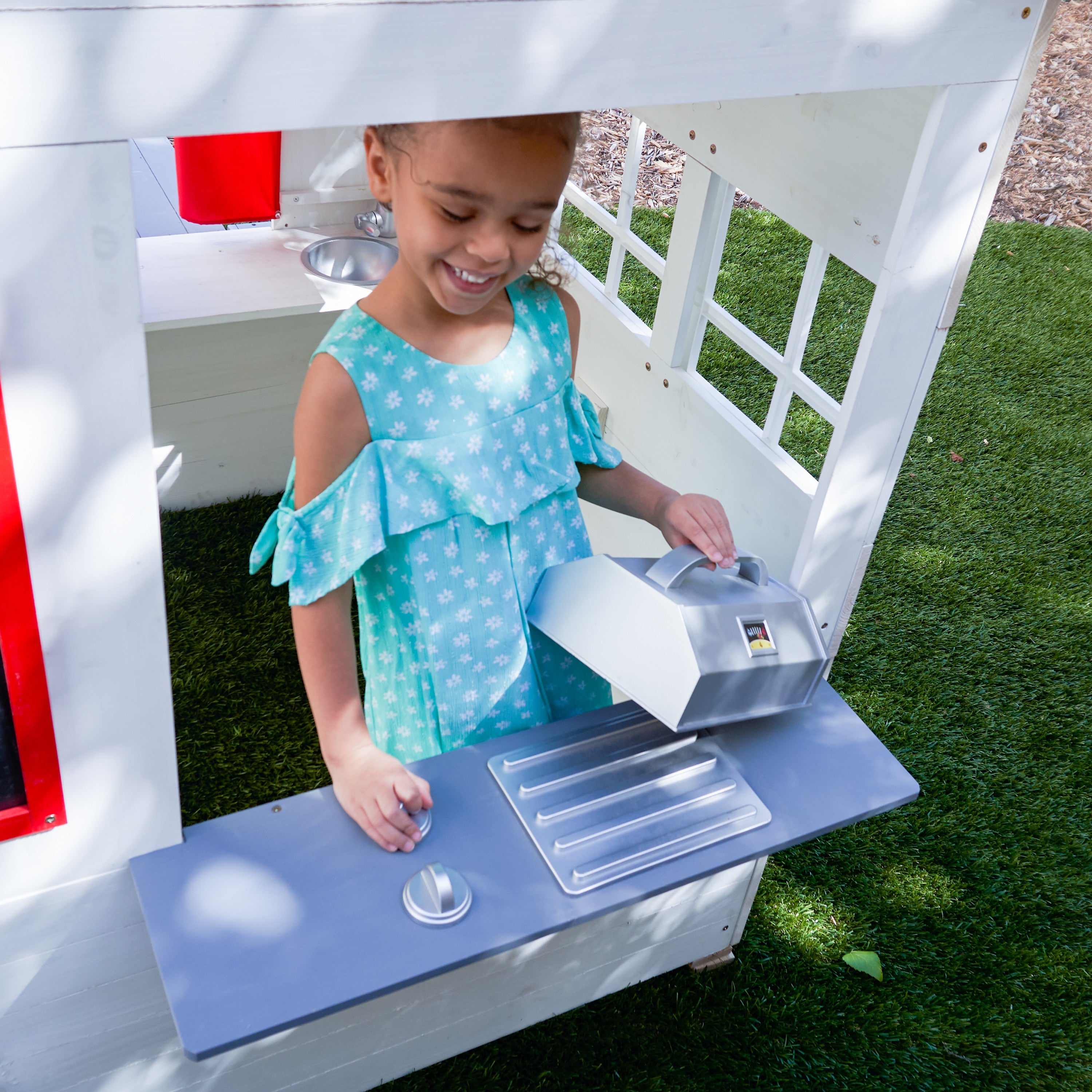KidKraft Wooden Playhouse – Outdoor Garden Playhouse for Children, Kids Playhouse with Picnic Table & Accessories, Large 158cm Tall
