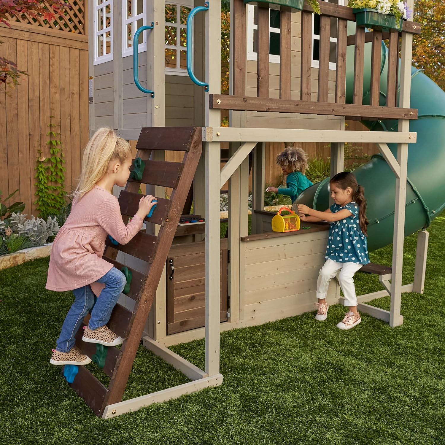 KidKraft Maison de Jardin en Bois à Deux Niveaux Cozy Escape F29045 (FSC) avec Toboggan, Cuisine pour Enfants et Mur d’Escalade