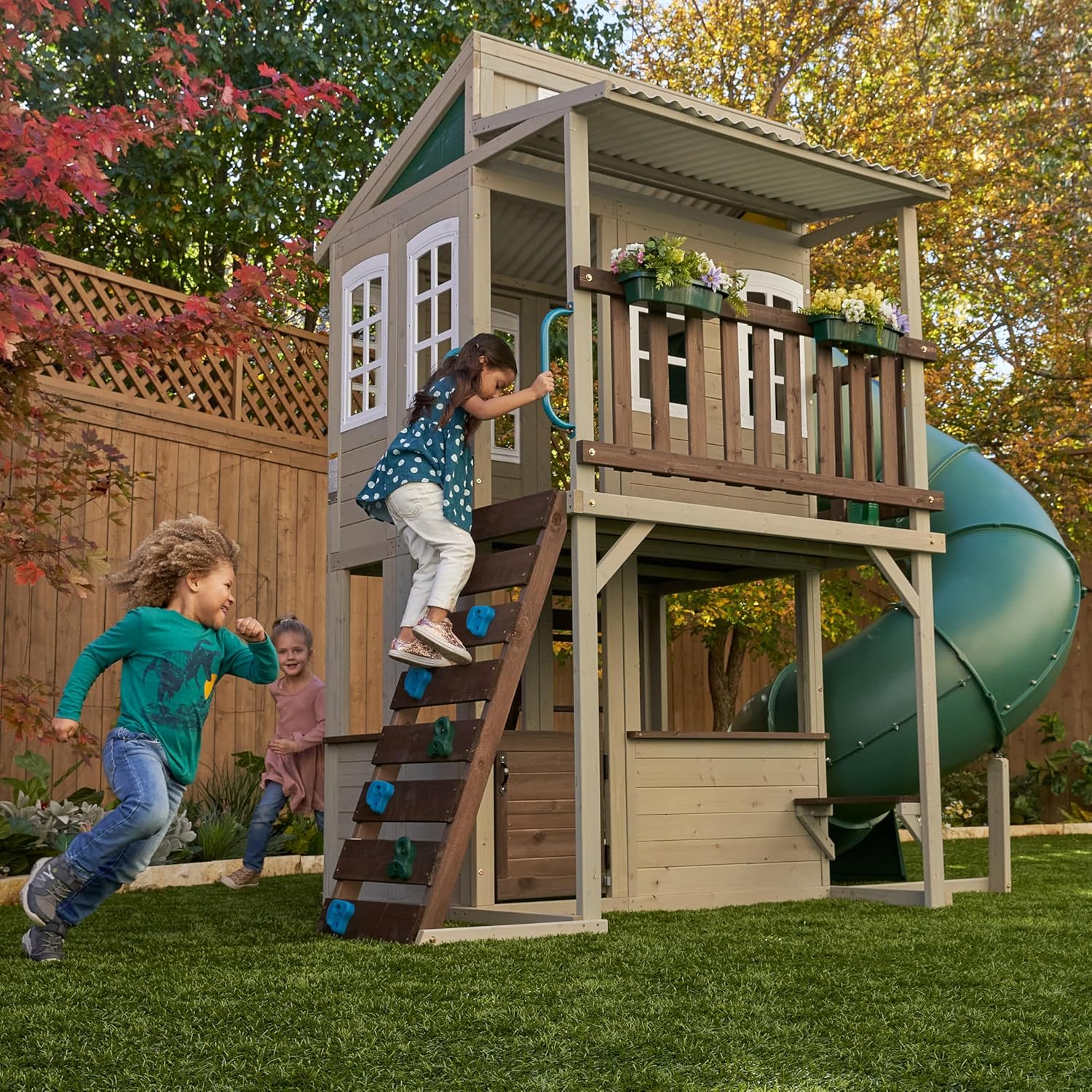 KidKraft Maison de Jardin en Bois à Deux Niveaux Cozy Escape F29045 (FSC) avec Toboggan, Cuisine pour Enfants et Mur d’Escalade