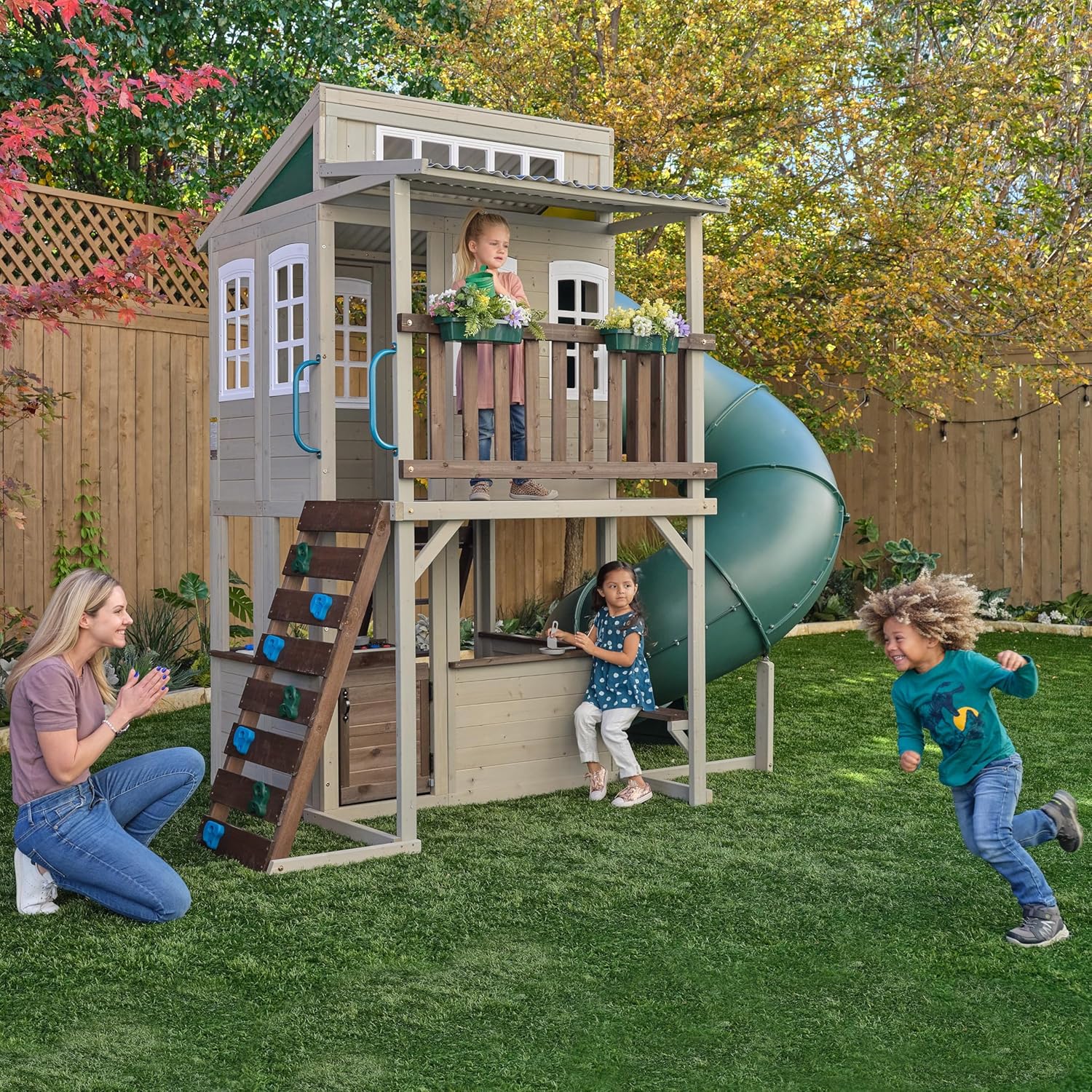 KidKraft Cozy Escape F29045 Houten Tuin Speelhuis met Twee Niveaus (FSC) met Glijbaan, Kinderkeuken en Klimwand