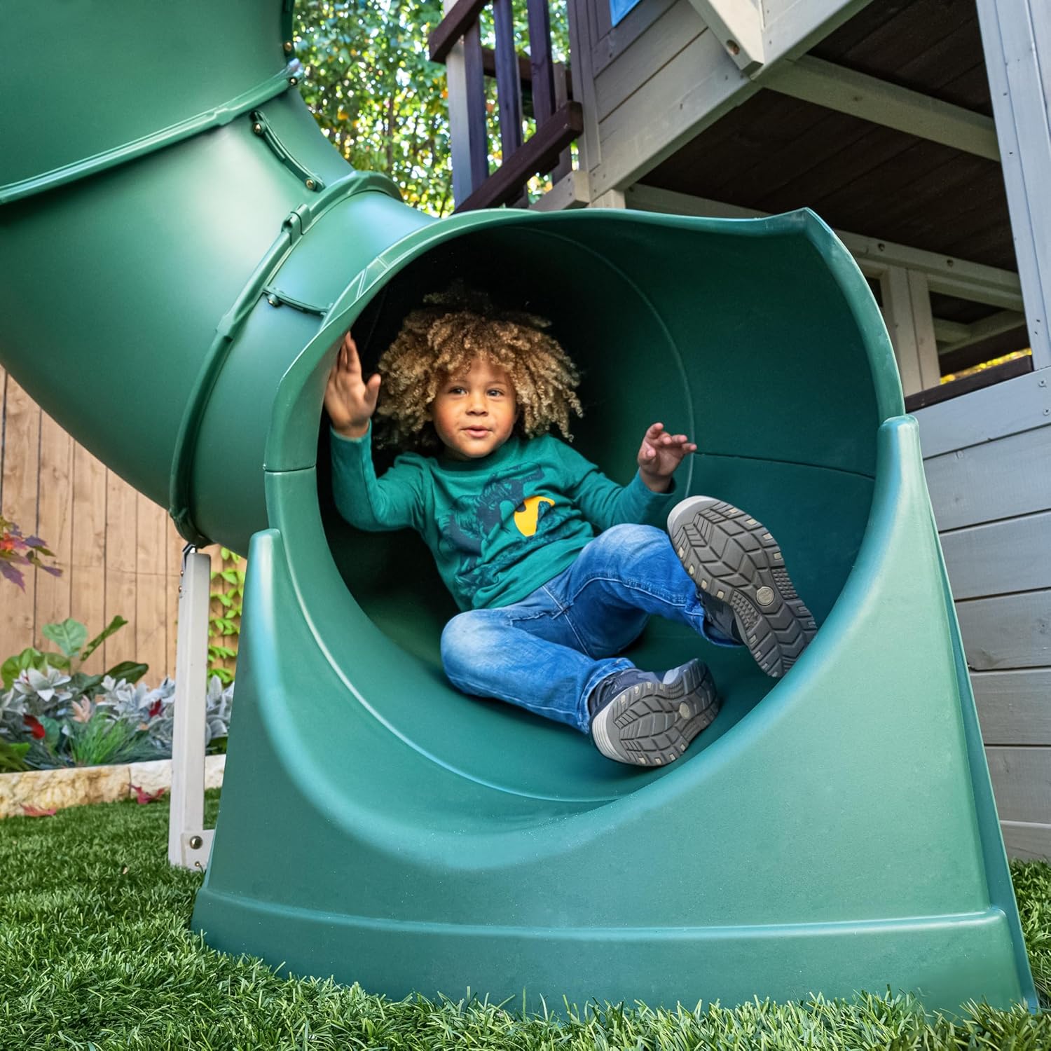 KidKraft Maison de Jardin en Bois à Deux Niveaux Cozy Escape F29045 (FSC) avec Toboggan, Cuisine pour Enfants et Mur d’Escalade