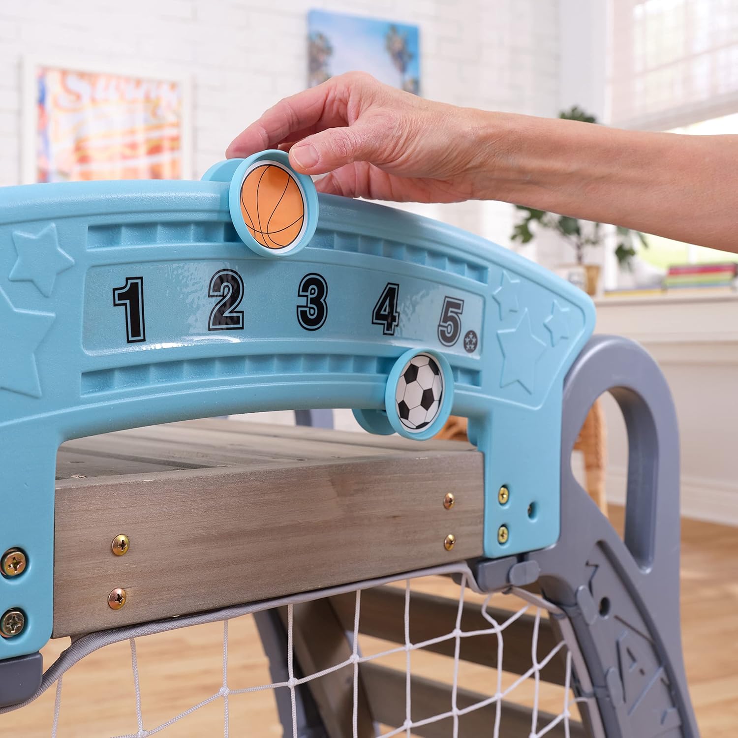 KidKraft Structure d’Escalade 5-en-1 pour Tout-Petits avec Toboggan, But de Football, Panier de Basket et 3 Ballons, Aire de Jeux Intérieure et Extérieure, 20193